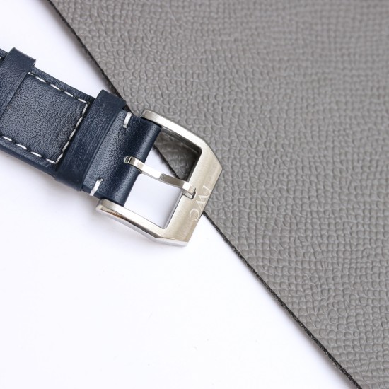 【匠の傑作】IWC(アイ・ダブリュー・シー)パイロットウォッチ新型モデルIW388101/IW388103。ステンレススチールケースは熟練の仕上げが施され、シャープで立体感のあるライン、調和の取れたカラーリングでどんなスタイルにも相性抜群。従来のパイロットウォッチよりケースサイズを41mmにコンパクト化し、現代男性ウォッチのゴールドサイズに最適化。文字盤はパイロットシリーズの伝統的なコックピット計器盤デザインを継承し、新開発のサファイアガラス裏蓋からは7750を改良した自社製ムーブメント69385型自動巻 【匠の傑作】IWC(アイ・ダブリュー・シー)パイロットウォッチ新型モデルIW388101/IW388103。ステンレススチールケースは熟練の仕上げが施され、シャープで立体感のあるライン、調和の取れたカラーリングでどんなスタイルにも相性抜群。従来のパイロットウォッチよりケースサイズを41mmにコンパクト化し、現代男性ウォッチのゴールドサイズに最適化。文字盤はパイロットシリーズの伝統的なコックピット計器盤デザインを継承し、新開発のサファイアガラス裏蓋からは7750を改良した自社製ムーブメント69385型自動巻