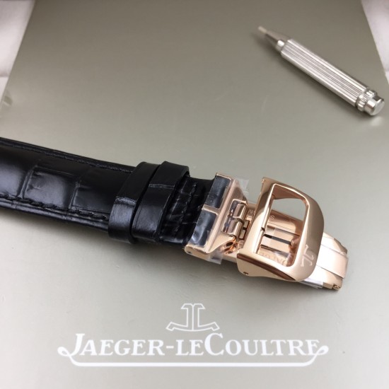 ジャガー・ルクルトのノース(北宸)シリーズから「ジオグラフィック ワールドタイム」の限定モデル*が登場*ブルー&ブラックのグラデーションダイアル*と*フルブラックダイアル*の2バリエーションで、世界24タイムゾーンを内側のベゼルに表示。旅行者の最高の相棒となる時計です。ケースサイズ:42mm(316Lステンレススチール)*ミッドナイトブルーorブラックサンライヤー仕上げダイアル*ドーム型サファイアクリスタルガラス! 高精度ムーブメント - 2時位置:日付表示 - 6時位置:セカンドタイムゾーン(GMT ジャガー・ルクルトのノース(北宸)シリーズから「ジオグラフィック ワールドタイム」の限定モデル*が登場*ブルー&ブラックのグラデーションダイアル*と*フルブラックダイアル*の2バリエーションで、世界24タイムゾーンを内側のベゼルに表示。旅行者の最高の相棒となる時計です。ケースサイズ:42mm(316Lステンレススチール)*ミッドナイトブルーorブラックサンライヤー仕上げダイアル*ドーム型サファイアクリスタルガラス! 高精度ムーブメント - 2時位置:日付表示 - 6時位置:セカンドタイムゾーン(GMT