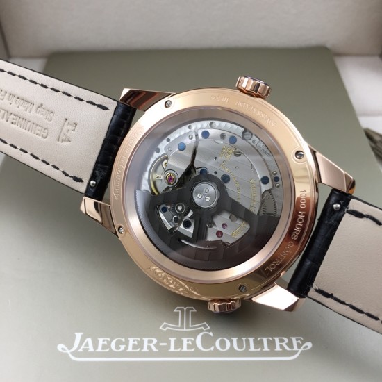 ジャガー・ルクルトのノース(北宸)シリーズから「ジオグラフィック ワールドタイム」の限定モデル*が登場*ブルー&ブラックのグラデーションダイアル*と*フルブラックダイアル*の2バリエーションで、世界24タイムゾーンを内側のベゼルに表示。旅行者の最高の相棒となる時計です。ケースサイズ:42mm(316Lステンレススチール)*ミッドナイトブルーorブラックサンライヤー仕上げダイアル*ドーム型サファイアクリスタルガラス! 高精度ムーブメント - 2時位置:日付表示 - 6時位置:セカンドタイムゾーン(GMT ジャガー・ルクルトのノース(北宸)シリーズから「ジオグラフィック ワールドタイム」の限定モデル*が登場*ブルー&ブラックのグラデーションダイアル*と*フルブラックダイアル*の2バリエーションで、世界24タイムゾーンを内側のベゼルに表示。旅行者の最高の相棒となる時計です。ケースサイズ:42mm(316Lステンレススチール)*ミッドナイトブルーorブラックサンライヤー仕上げダイアル*ドーム型サファイアクリスタルガラス! 高精度ムーブメント - 2時位置:日付表示 - 6時位置:セカンドタイムゾーン(GMT