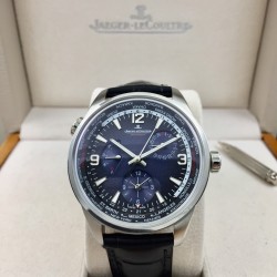 ジャガー・ルクルトのノース（北宸）シリーズから「ジオグラフィック ワールドタイム」の限定モデル*が登場*ブルー＆ブラックのグラデーションダイアル*と*フルブラックダイアル*の2バリエーションで、世界24タイムゾーンを内側のベゼルに表示。旅行者の最高の相棒となる時計です。ケースサイズ：42mm（316Lステンレススチール）*ミッドナイトブルーorブラックサンライヤー仕上げダイアル*ドーム型サファイアクリスタルガラス! 高精度ムーブメント  - 2時位置：日付表示  - 6時位置：セカンドタイムゾーン（GMT