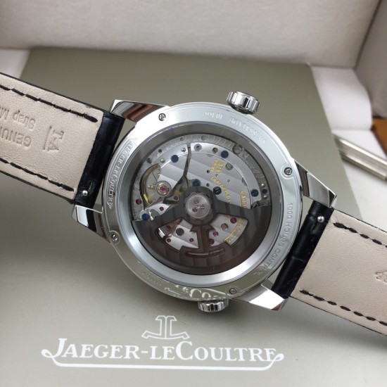 ジャガー・ルクルトのノース(北宸)シリーズから「ジオグラフィック ワールドタイム」の限定モデル*が登場*ブルー&ブラックのグラデーションダイアル*と*フルブラックダイアル*の2バリエーションで、世界24タイムゾーンを内側のベゼルに表示。旅行者の最高の相棒となる時計です。ケースサイズ:42mm(316Lステンレススチール)*ミッドナイトブルーorブラックサンライヤー仕上げダイアル*ドーム型サファイアクリスタルガラス! 高精度ムーブメント - 2時位置:日付表示 - 6時位置:セカンドタイムゾーン(GMT ジャガー・ルクルトのノース(北宸)シリーズから「ジオグラフィック ワールドタイム」の限定モデル*が登場*ブルー&ブラックのグラデーションダイアル*と*フルブラックダイアル*の2バリエーションで、世界24タイムゾーンを内側のベゼルに表示。旅行者の最高の相棒となる時計です。ケースサイズ:42mm(316Lステンレススチール)*ミッドナイトブルーorブラックサンライヤー仕上げダイアル*ドーム型サファイアクリスタルガラス! 高精度ムーブメント - 2時位置:日付表示 - 6時位置:セカンドタイムゾーン(GMT