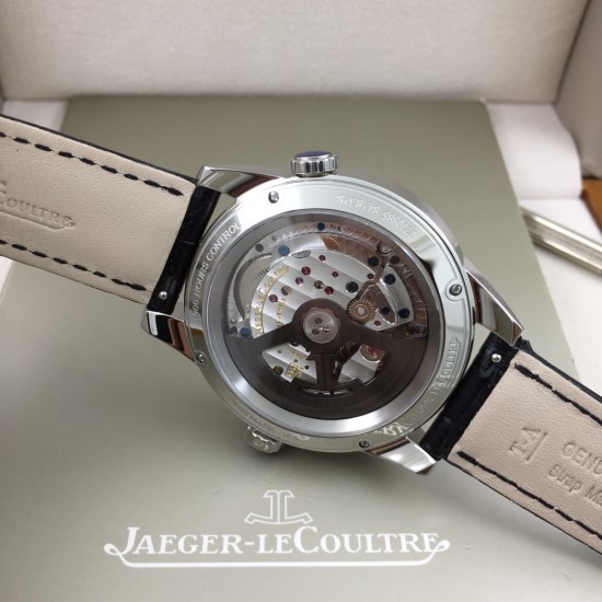 ジャガー・ルクルトのノース(北宸)シリーズから「ジオグラフィック ワールドタイム」の限定モデル*が登場*ブルー&ブラックのグラデーションダイアル*と*フルブラックダイアル*の2バリエーションで、世界24タイムゾーンを内側のベゼルに表示。旅行者の最高の相棒となる時計です。ケースサイズ:42mm(316Lステンレススチール)*ミッドナイトブルーorブラックサンライヤー仕上げダイアル*ドーム型サファイアクリスタルガラス! 高精度ムーブメント - 2時位置:日付表示 - 6時位置:セカンドタイムゾーン(GMT ジャガー・ルクルトのノース(北宸)シリーズから「ジオグラフィック ワールドタイム」の限定モデル*が登場*ブルー&ブラックのグラデーションダイアル*と*フルブラックダイアル*の2バリエーションで、世界24タイムゾーンを内側のベゼルに表示。旅行者の最高の相棒となる時計です。ケースサイズ:42mm(316Lステンレススチール)*ミッドナイトブルーorブラックサンライヤー仕上げダイアル*ドーム型サファイアクリスタルガラス! 高精度ムーブメント - 2時位置:日付表示 - 6時位置:セカンドタイムゾーン(GMT