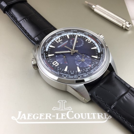 ジャガー・ルクルトのノース(北宸)シリーズから「ジオグラフィック ワールドタイム」の限定モデル*が登場*ブルー&ブラックのグラデーションダイアル*と*フルブラックダイアル*の2バリエーションで、世界24タイムゾーンを内側のベゼルに表示。旅行者の最高の相棒となる時計です。ケースサイズ:42mm(316Lステンレススチール)*ミッドナイトブルーorブラックサンライヤー仕上げダイアル*ドーム型サファイアクリスタルガラス! 高精度ムーブメント - 2時位置:日付表示 - 6時位置:セカンドタイムゾーン(GMT ジャガー・ルクルトのノース(北宸)シリーズから「ジオグラフィック ワールドタイム」の限定モデル*が登場*ブルー&ブラックのグラデーションダイアル*と*フルブラックダイアル*の2バリエーションで、世界24タイムゾーンを内側のベゼルに表示。旅行者の最高の相棒となる時計です。ケースサイズ:42mm(316Lステンレススチール)*ミッドナイトブルーorブラックサンライヤー仕上げダイアル*ドーム型サファイアクリスタルガラス! 高精度ムーブメント - 2時位置:日付表示 - 6時位置:セカンドタイムゾーン(GMT