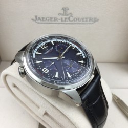 ジャガー・ルクルトのノース（北宸）シリーズから「ジオグラフィック ワールドタイム」の限定モデル*が登場*ブルー＆ブラックのグラデーションダイアル*と*フルブラックダイアル*の2バリエーションで、世界24タイムゾーンを内側のベゼルに表示。旅行者の最高の相棒となる時計です。ケースサイズ：42mm（316Lステンレススチール）*ミッドナイトブルーorブラックサンライヤー仕上げダイアル*ドーム型サファイアクリスタルガラス! 高精度ムーブメント  - 2時位置：日付表示  - 6時位置：セカンドタイムゾーン（GMT