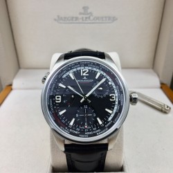 ジャガー・ルクルトのノース（北宸）シリーズから「ジオグラフィック ワールドタイム」の限定モデル*が登場*ブルー＆ブラックのグラデーションダイアル*と*フルブラックダイアル*の2バリエーションで、世界24タイムゾーンを内側のベゼルに表示。旅行者の最高の相棒となる時計です。ケースサイズ：42mm（316Lステンレススチール）*ミッドナイトブルーorブラックサンライヤー仕上げダイアル*ドーム型サファイアクリスタルガラス! 高精度ムーブメント  - 2時位置：日付表示  - 6時位置：セカンドタイムゾーン（GMT