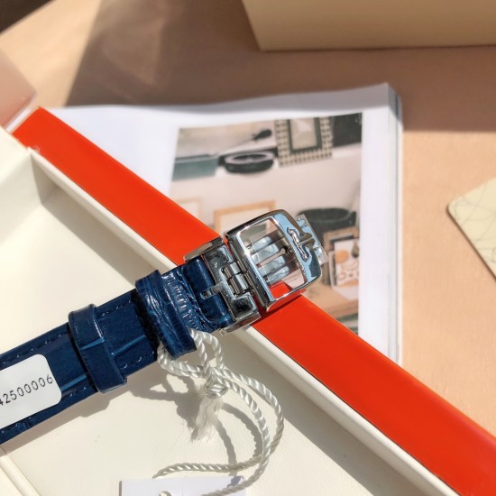 Jaeger-LeCoultre ジャガー・ルクルト「ランデブー(Rendez-Vous)」シリーズ ロマンティック登場~大メーカーの品質、エレガントな女性らしさ、ロマンチックな趣きを完璧に表現*ケース仕様ケース径:34mm ケース厚さ:8.9mm - ベゼル:VS1.5クラスの南アフリカ産天然ダイヤモンド60石(総重量0.69カラット)を手作業で厳密にセッティング 「ダイヤモンドだけでもこの価格!」 と評判の高コスト仕様 *外装のこだわり*シンプルかつ洗練されたケース形状を精密研磨し、純正品と同等の Jaeger-LeCoultre ジャガー・ルクルト「ランデブー(Rendez-Vous)」シリーズ ロマンティック登場~大メーカーの品質、エレガントな女性らしさ、ロマンチックな趣きを完璧に表現*ケース仕様ケース径:34mm ケース厚さ:8.9mm - ベゼル:VS1.5クラスの南アフリカ産天然ダイヤモンド60石(総重量0.69カラット)を手作業で厳密にセッティング 「ダイヤモンドだけでもこの価格!」 と評判の高コスト仕様 *外装のこだわり*シンプルかつ洗練されたケース形状を精密研磨し、純正品と同等の