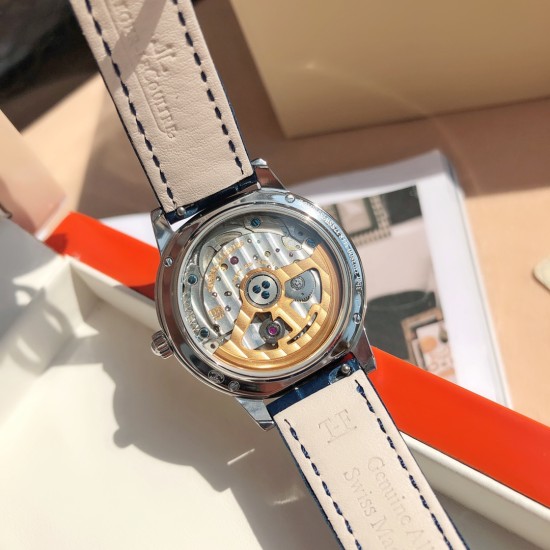 Jaeger-LeCoultre ジャガー・ルクルト「ランデブー(Rendez-Vous)」シリーズ ロマンティック登場~大メーカーの品質、エレガントな女性らしさ、ロマンチックな趣きを完璧に表現*ケース仕様ケース径:34mm ケース厚さ:8.9mm - ベゼル:VS1.5クラスの南アフリカ産天然ダイヤモンド60石(総重量0.69カラット)を手作業で厳密にセッティング 「ダイヤモンドだけでもこの価格!」 と評判の高コスト仕様 *外装のこだわり*シンプルかつ洗練されたケース形状を精密研磨し、純正品と同等の Jaeger-LeCoultre ジャガー・ルクルト「ランデブー(Rendez-Vous)」シリーズ ロマンティック登場~大メーカーの品質、エレガントな女性らしさ、ロマンチックな趣きを完璧に表現*ケース仕様ケース径:34mm ケース厚さ:8.9mm - ベゼル:VS1.5クラスの南アフリカ産天然ダイヤモンド60石(総重量0.69カラット)を手作業で厳密にセッティング 「ダイヤモンドだけでもこの価格!」 と評判の高コスト仕様 *外装のこだわり*シンプルかつ洗練されたケース形状を精密研磨し、純正品と同等の