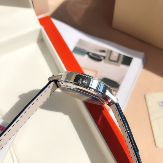 Jaeger-LeCoultre ジャガー・ルクルト「ランデブー(Rendez-Vous)」シリーズ ロマンティック登場~大メーカーの品質、エレガントな女性らしさ、ロマンチックな趣きを完璧に表現*ケース仕様ケース径:34mm ケース厚さ:8.9mm - ベゼル:VS1.5クラスの南アフリカ産天然ダイヤモンド60石(総重量0.69カラット)を手作業で厳密にセッティング 「ダイヤモンドだけでもこの価格!」 と評判の高コスト仕様 *外装のこだわり*シンプルかつ洗練されたケース形状を精密研磨し、純正品と同等の Jaeger-LeCoultre ジャガー・ルクルト「ランデブー(Rendez-Vous)」シリーズ ロマンティック登場~大メーカーの品質、エレガントな女性らしさ、ロマンチックな趣きを完璧に表現*ケース仕様ケース径:34mm ケース厚さ:8.9mm - ベゼル:VS1.5クラスの南アフリカ産天然ダイヤモンド60石(総重量0.69カラット)を手作業で厳密にセッティング 「ダイヤモンドだけでもこの価格!」 と評判の高コスト仕様 *外装のこだわり*シンプルかつ洗練されたケース形状を精密研磨し、純正品と同等の