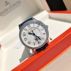 Jaeger-LeCoultre ジャガー・ルクルト「ランデブー（Rendez-Vous）」シリーズ ロマンティック登場～大メーカーの品質、エレガントな女性らしさ、ロマンチックな趣きを完璧に表現*ケース仕様ケース径：34mm ケース厚さ：8.9mm  - ベゼル：VS1.5クラスの南アフリカ産天然ダイヤモンド60石（総重量0.69カラット）を手作業で厳密にセッティング 「ダイヤモンドだけでもこの価格！」 と評判の高コスト仕様  *外装のこだわり*シンプルかつ洗練されたケース形状を精密研磨し、純正品と同等の