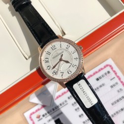 ジャガー・ルクルト「ランデブー（Rendez-Vous）」シリーズ ロマンティック登場～大メーカーの品質、エレガントな女性らしさ、ロマンチックな趣きを完璧に表現*ケース仕様ケース径：34mm ケース厚さ：8.9mm  - ベゼル：VS1.5クラスの南アフリカ産天然ダイヤモンド60石（総重量0.69カラット）を手作業で厳密にセッティング 「ダイヤモンドだけでもこの価格！」 と評判の高コスト仕様  *外装のこだわり*シンプルかつ洗練されたケース形状を精密研磨し、純正品と同等の質感を実現 - 既存リリース版のす