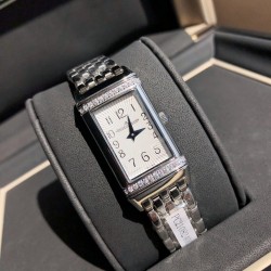 ジャガー ルクルトJaeger LeCoultre  ジャガー・ルクルト リバーシブル腕時計、文字盤にはVSグレードのフルカットダイヤモンド26石を贅沢にセット。GTC鑑定書付き（1本ごとに1枚の証明書）。スイス製クォーツムーブメントを搭載。ドイツ輸入の316アップグレードスチールモデルは、繊細で洗練されたラインデザインと手作業による繊細なヘアライン仕上げが特徴。目を奪う長方形デザインが一瞬で心を捉えます。優美さと大胆さを融合させた「Reverso One（リバーソ・ワン）」シリーズの新作レディースモデル