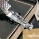 ジャガー ルクルトJaeger LeCoultre ジャガー・ルクルト リバーシブル腕時計、文字盤にはVSグレードのフルカットダイヤモンド26石を贅沢にセット。GTC鑑定書付き(1本ごとに1枚の証明書)。スイス製クォーツムーブメントを搭載。ドイツ輸入の316アップグレードスチールモデルは、繊細で洗練されたラインデザインと手作業による繊細なヘアライン仕上げが特徴。目を奪う長方形デザインが一瞬で心を捉えます。優美さと大胆さを融合させた「Reverso One(リバーソ・ワン)」シリーズの新作レディースモデル ジャガー ルクルトJaeger LeCoultre ジャガー・ルクルト リバーシブル腕時計、文字盤にはVSグレードのフルカットダイヤモンド26石を贅沢にセット。GTC鑑定書付き(1本ごとに1枚の証明書)。スイス製クォーツムーブメントを搭載。ドイツ輸入の316アップグレードスチールモデルは、繊細で洗練されたラインデザインと手作業による繊細なヘアライン仕上げが特徴。目を奪う長方形デザインが一瞬で心を捉えます。優美さと大胆さを融合させた「Reverso One(リバーソ・ワン)」シリーズの新作レディースモデル