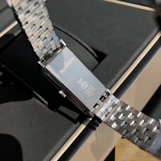 ジャガー ルクルトJaeger LeCoultre ジャガー・ルクルト リバーシブル腕時計、文字盤にはVSグレードのフルカットダイヤモンド26石を贅沢にセット。GTC鑑定書付き(1本ごとに1枚の証明書)。スイス製クォーツムーブメントを搭載。ドイツ輸入の316アップグレードスチールモデルは、繊細で洗練されたラインデザインと手作業による繊細なヘアライン仕上げが特徴。目を奪う長方形デザインが一瞬で心を捉えます。優美さと大胆さを融合させた「Reverso One(リバーソ・ワン)」シリーズの新作レディースモデル ジャガー ルクルトJaeger LeCoultre ジャガー・ルクルト リバーシブル腕時計、文字盤にはVSグレードのフルカットダイヤモンド26石を贅沢にセット。GTC鑑定書付き(1本ごとに1枚の証明書)。スイス製クォーツムーブメントを搭載。ドイツ輸入の316アップグレードスチールモデルは、繊細で洗練されたラインデザインと手作業による繊細なヘアライン仕上げが特徴。目を奪う長方形デザインが一瞬で心を捉えます。優美さと大胆さを融合させた「Reverso One(リバーソ・ワン)」シリーズの新作レディースモデル