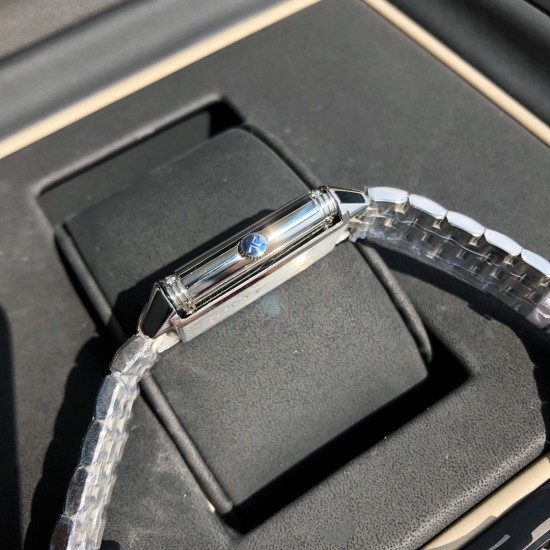 ジャガー ルクルトJaeger LeCoultre ジャガー・ルクルト リバーシブル腕時計、文字盤にはVSグレードのフルカットダイヤモンド26石を贅沢にセット。GTC鑑定書付き(1本ごとに1枚の証明書)。スイス製クォーツムーブメントを搭載。ドイツ輸入の316アップグレードスチールモデルは、繊細で洗練されたラインデザインと手作業による繊細なヘアライン仕上げが特徴。目を奪う長方形デザインが一瞬で心を捉えます。優美さと大胆さを融合させた「Reverso One(リバーソ・ワン)」シリーズの新作レディースモデル ジャガー ルクルトJaeger LeCoultre ジャガー・ルクルト リバーシブル腕時計、文字盤にはVSグレードのフルカットダイヤモンド26石を贅沢にセット。GTC鑑定書付き(1本ごとに1枚の証明書)。スイス製クォーツムーブメントを搭載。ドイツ輸入の316アップグレードスチールモデルは、繊細で洗練されたラインデザインと手作業による繊細なヘアライン仕上げが特徴。目を奪う長方形デザインが一瞬で心を捉えます。優美さと大胆さを融合させた「Reverso One(リバーソ・ワン)」シリーズの新作レディースモデル