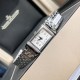 ジャガー ルクルトJaeger LeCoultre ジャガー・ルクルト リバーシブル腕時計、文字盤にはVSグレードのフルカットダイヤモンド26石を贅沢にセット。GTC鑑定書付き(1本ごとに1枚の証明書)。スイス製クォーツムーブメントを搭載。ドイツ輸入の316アップグレードスチールモデルは、繊細で洗練されたラインデザインと手作業による繊細なヘアライン仕上げが特徴。目を奪う長方形デザインが一瞬で心を捉えます。優美さと大胆さを融合させた「Reverso One(リバーソ・ワン)」シリーズの新作レディースモデル ジャガー ルクルトJaeger LeCoultre ジャガー・ルクルト リバーシブル腕時計、文字盤にはVSグレードのフルカットダイヤモンド26石を贅沢にセット。GTC鑑定書付き(1本ごとに1枚の証明書)。スイス製クォーツムーブメントを搭載。ドイツ輸入の316アップグレードスチールモデルは、繊細で洗練されたラインデザインと手作業による繊細なヘアライン仕上げが特徴。目を奪う長方形デザインが一瞬で心を捉えます。優美さと大胆さを融合させた「Reverso One(リバーソ・ワン)」シリーズの新作レディースモデル