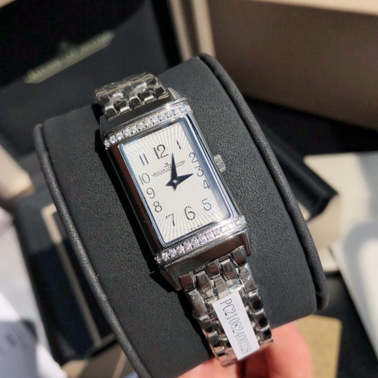 ジャガー ルクルトJaeger LeCoultre ジャガー・ルクルト リバーシブル腕時計、文字盤にはVSグレードのフルカットダイヤモンド26石を贅沢にセット。GTC鑑定書付き(1本ごとに1枚の証明書)。スイス製クォーツムーブメントを搭載。ドイツ輸入の316アップグレードスチールモデルは、繊細で洗練されたラインデザインと手作業による繊細なヘアライン仕上げが特徴。目を奪う長方形デザインが一瞬で心を捉えます。優美さと大胆さを融合させた「Reverso One(リバーソ・ワン)」シリーズの新作レディースモデル ジャガー ルクルトJaeger LeCoultre ジャガー・ルクルト リバーシブル腕時計、文字盤にはVSグレードのフルカットダイヤモンド26石を贅沢にセット。GTC鑑定書付き(1本ごとに1枚の証明書)。スイス製クォーツムーブメントを搭載。ドイツ輸入の316アップグレードスチールモデルは、繊細で洗練されたラインデザインと手作業による繊細なヘアライン仕上げが特徴。目を奪う長方形デザインが一瞬で心を捉えます。優美さと大胆さを融合させた「Reverso One(リバーソ・ワン)」シリーズの新作レディースモデル