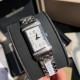 ジャガー ルクルトJaeger LeCoultre ジャガー・ルクルト リバーシブル腕時計、文字盤にはVSグレードのフルカットダイヤモンド26石を贅沢にセット。GTC鑑定書付き(1本ごとに1枚の証明書)。スイス製クォーツムーブメントを搭載。ドイツ輸入の316アップグレードスチールモデルは、繊細で洗練されたラインデザインと手作業による繊細なヘアライン仕上げが特徴。目を奪う長方形デザインが一瞬で心を捉えます。優美さと大胆さを融合させた「Reverso One(リバーソ・ワン)」シリーズの新作レディースモデル ジャガー ルクルトJaeger LeCoultre ジャガー・ルクルト リバーシブル腕時計、文字盤にはVSグレードのフルカットダイヤモンド26石を贅沢にセット。GTC鑑定書付き(1本ごとに1枚の証明書)。スイス製クォーツムーブメントを搭載。ドイツ輸入の316アップグレードスチールモデルは、繊細で洗練されたラインデザインと手作業による繊細なヘアライン仕上げが特徴。目を奪う長方形デザインが一瞬で心を捉えます。優美さと大胆さを融合させた「Reverso One(リバーソ・ワン)」シリーズの新作レディースモデル