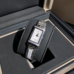 ジャガー ルクルトJaeger LeCoultre  ジャガー・ルクルト リバーシブル腕時計、文字盤にはVSグレードのフルカットダイヤモンド26石を贅沢にセット。GTC鑑定書付き（1本ごとに1枚の証明書）。スイス製クォーツムーブメントを搭載。ドイツ輸入の316アップグレードスチールモデルは、繊細で洗練されたラインデザインと手作業による繊細なヘアライン仕上げが特徴。目を奪う長方形デザインが一瞬で心を捉えます。優美さと大胆さを融合させた「Reverso One（リバーソ・ワン）」シリーズの新作レディースモデル