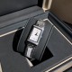 ジャガー ルクルトJaeger LeCoultre ジャガー・ルクルト リバーシブル腕時計、文字盤にはVSグレードのフルカットダイヤモンド26石を贅沢にセット。GTC鑑定書付き(1本ごとに1枚の証明書)。スイス製クォーツムーブメントを搭載。ドイツ輸入の316アップグレードスチールモデルは、繊細で洗練されたラインデザインと手作業による繊細なヘアライン仕上げが特徴。目を奪う長方形デザインが一瞬で心を捉えます。優美さと大胆さを融合させた「Reverso One(リバーソ・ワン)」シリーズの新作レディースモデル ジャガー ルクルトJaeger LeCoultre ジャガー・ルクルト リバーシブル腕時計、文字盤にはVSグレードのフルカットダイヤモンド26石を贅沢にセット。GTC鑑定書付き(1本ごとに1枚の証明書)。スイス製クォーツムーブメントを搭載。ドイツ輸入の316アップグレードスチールモデルは、繊細で洗練されたラインデザインと手作業による繊細なヘアライン仕上げが特徴。目を奪う長方形デザインが一瞬で心を捉えます。優美さと大胆さを融合させた「Reverso One(リバーソ・ワン)」シリーズの新作レディースモデル