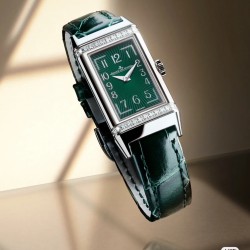 ジャガー ルクルトJaeger LeCoultre  ジャガー・ルクルト リバーシブル腕時計、文字盤にはVSグレードのフルカットダイヤモンド26石を贅沢にセット。GTC鑑定書付き（1本ごとに1枚の証明書）。スイス製クォーツムーブメントを搭載。ドイツ輸入の316アップグレードスチールモデルは、繊細で洗練されたラインデザインと手作業による繊細なヘアライン仕上げが特徴。目を奪う長方形デザインが一瞬で心を捉えます。優美さと大胆さを融合させた「Reverso One（リバーソ・ワン）」シリーズの新作レディースモデル