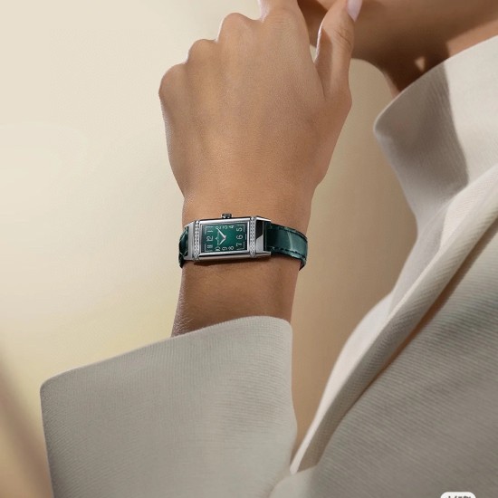 ジャガー ルクルトJaeger LeCoultre ジャガー・ルクルト リバーシブル腕時計、文字盤にはVSグレードのフルカットダイヤモンド26石を贅沢にセット。GTC鑑定書付き(1本ごとに1枚の証明書)。スイス製クォーツムーブメントを搭載。ドイツ輸入の316アップグレードスチールモデルは、繊細で洗練されたラインデザインと手作業による繊細なヘアライン仕上げが特徴。目を奪う長方形デザインが一瞬で心を捉えます。優美さと大胆さを融合させた「Reverso One(リバーソ・ワン)」シリーズの新作レディースモデル ジャガー ルクルトJaeger LeCoultre ジャガー・ルクルト リバーシブル腕時計、文字盤にはVSグレードのフルカットダイヤモンド26石を贅沢にセット。GTC鑑定書付き(1本ごとに1枚の証明書)。スイス製クォーツムーブメントを搭載。ドイツ輸入の316アップグレードスチールモデルは、繊細で洗練されたラインデザインと手作業による繊細なヘアライン仕上げが特徴。目を奪う長方形デザインが一瞬で心を捉えます。優美さと大胆さを融合させた「Reverso One(リバーソ・ワン)」シリーズの新作レディースモデル