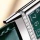 ジャガー ルクルトJaeger LeCoultre ジャガー・ルクルト リバーシブル腕時計、文字盤にはVSグレードのフルカットダイヤモンド26石を贅沢にセット。GTC鑑定書付き(1本ごとに1枚の証明書)。スイス製クォーツムーブメントを搭載。ドイツ輸入の316アップグレードスチールモデルは、繊細で洗練されたラインデザインと手作業による繊細なヘアライン仕上げが特徴。目を奪う長方形デザインが一瞬で心を捉えます。優美さと大胆さを融合させた「Reverso One(リバーソ・ワン)」シリーズの新作レディースモデル ジャガー ルクルトJaeger LeCoultre ジャガー・ルクルト リバーシブル腕時計、文字盤にはVSグレードのフルカットダイヤモンド26石を贅沢にセット。GTC鑑定書付き(1本ごとに1枚の証明書)。スイス製クォーツムーブメントを搭載。ドイツ輸入の316アップグレードスチールモデルは、繊細で洗練されたラインデザインと手作業による繊細なヘアライン仕上げが特徴。目を奪う長方形デザインが一瞬で心を捉えます。優美さと大胆さを融合させた「Reverso One(リバーソ・ワン)」シリーズの新作レディースモデル