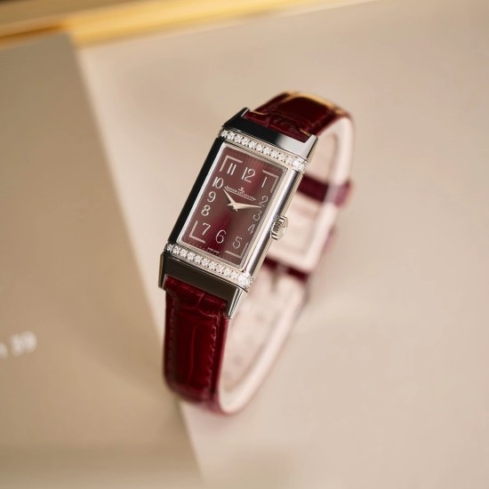 赤いダイヤルと赤いバンド REF. 3288560,目を引くようなブルゴーニュ赤の外観は、一目見ると惹かれます。この優雅でクラシックな配色は、個性的なファッションアイテムを生み出しています。これが、新モデルの女性用 Reverso One 反転式腕時計に対する人々の第一印象です。この新しい力作のインスピレーションは、1930 年代の最初の長方形時計モデルに由来しており、柔らかさと大胆さで Reverso One 反転シリーズを演じ、魅力的でたまりません。矩形のケース、クラシックな装飾彫り、優雅なアラビア数 赤いダイヤルと赤いバンド REF. 3288560,目を引くようなブルゴーニュ赤の外観は、一目見ると惹かれます。この優雅でクラシックな配色は、個性的なファッションアイテムを生み出しています。これが、新モデルの女性用 Reverso One 反転式腕時計に対する人々の第一印象です。この新しい力作のインスピレーションは、1930 年代の最初の長方形時計モデルに由来しており、柔らかさと大胆さで Reverso One 反転シリーズを演じ、魅力的でたまりません。矩形のケース、クラシックな装飾彫り、優雅なアラビア数