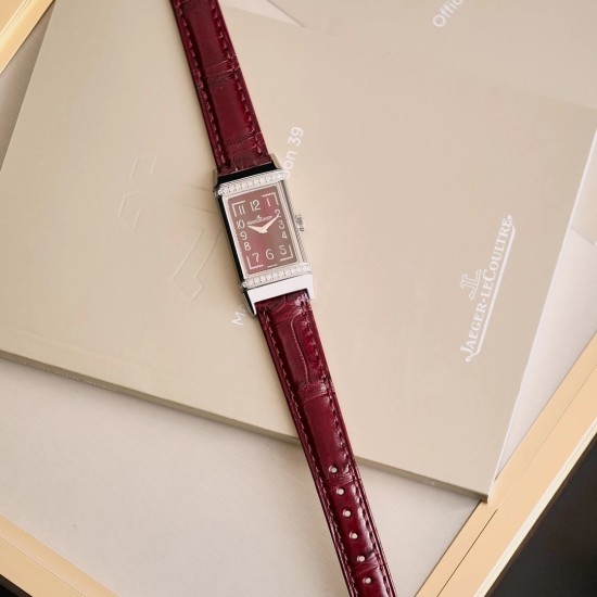 赤いダイヤルと赤いバンド REF. 3288560,目を引くようなブルゴーニュ赤の外観は、一目見ると惹かれます。この優雅でクラシックな配色は、個性的なファッションアイテムを生み出しています。これが、新モデルの女性用 Reverso One 反転式腕時計に対する人々の第一印象です。この新しい力作のインスピレーションは、1930 年代の最初の長方形時計モデルに由来しており、柔らかさと大胆さで Reverso One 反転シリーズを演じ、魅力的でたまりません。矩形のケース、クラシックな装飾彫り、優雅なアラビア数 赤いダイヤルと赤いバンド REF. 3288560,目を引くようなブルゴーニュ赤の外観は、一目見ると惹かれます。この優雅でクラシックな配色は、個性的なファッションアイテムを生み出しています。これが、新モデルの女性用 Reverso One 反転式腕時計に対する人々の第一印象です。この新しい力作のインスピレーションは、1930 年代の最初の長方形時計モデルに由来しており、柔らかさと大胆さで Reverso One 反転シリーズを演じ、魅力的でたまりません。矩形のケース、クラシックな装飾彫り、優雅なアラビア数