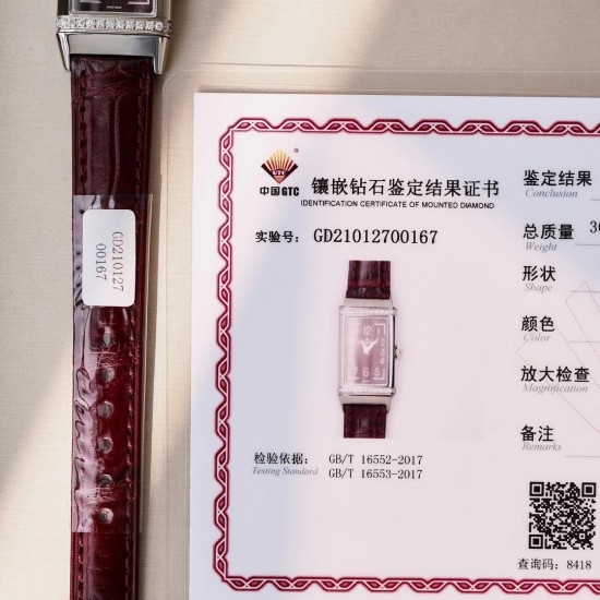 赤いダイヤルと赤いバンド REF. 3288560,目を引くようなブルゴーニュ赤の外観は、一目見ると惹かれます。この優雅でクラシックな配色は、個性的なファッションアイテムを生み出しています。これが、新モデルの女性用 Reverso One 反転式腕時計に対する人々の第一印象です。この新しい力作のインスピレーションは、1930 年代の最初の長方形時計モデルに由来しており、柔らかさと大胆さで Reverso One 反転シリーズを演じ、魅力的でたまりません。矩形のケース、クラシックな装飾彫り、優雅なアラビア数 赤いダイヤルと赤いバンド REF. 3288560,目を引くようなブルゴーニュ赤の外観は、一目見ると惹かれます。この優雅でクラシックな配色は、個性的なファッションアイテムを生み出しています。これが、新モデルの女性用 Reverso One 反転式腕時計に対する人々の第一印象です。この新しい力作のインスピレーションは、1930 年代の最初の長方形時計モデルに由来しており、柔らかさと大胆さで Reverso One 反転シリーズを演じ、魅力的でたまりません。矩形のケース、クラシックな装飾彫り、優雅なアラビア数