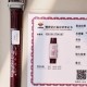 赤いダイヤルと赤いバンド REF. 3288560,目を引くようなブルゴーニュ赤の外観は、一目見ると惹かれます。この優雅でクラシックな配色は、個性的なファッションアイテムを生み出しています。これが、新モデルの女性用 Reverso One 反転式腕時計に対する人々の第一印象です。この新しい力作のインスピレーションは、1930 年代の最初の長方形時計モデルに由来しており、柔らかさと大胆さで Reverso One 反転シリーズを演じ、魅力的でたまりません。矩形のケース、クラシックな装飾彫り、優雅なアラビア数 赤いダイヤルと赤いバンド REF. 3288560,目を引くようなブルゴーニュ赤の外観は、一目見ると惹かれます。この優雅でクラシックな配色は、個性的なファッションアイテムを生み出しています。これが、新モデルの女性用 Reverso One 反転式腕時計に対する人々の第一印象です。この新しい力作のインスピレーションは、1930 年代の最初の長方形時計モデルに由来しており、柔らかさと大胆さで Reverso One 反転シリーズを演じ、魅力的でたまりません。矩形のケース、クラシックな装飾彫り、優雅なアラビア数