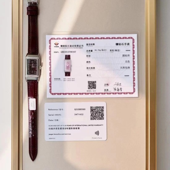 赤いダイヤルと赤いバンド REF. 3288560,目を引くようなブルゴーニュ赤の外観は、一目見ると惹かれます。この優雅でクラシックな配色は、個性的なファッションアイテムを生み出しています。これが、新モデルの女性用 Reverso One 反転式腕時計に対する人々の第一印象です。この新しい力作のインスピレーションは、1930 年代の最初の長方形時計モデルに由来しており、柔らかさと大胆さで Reverso One 反転シリーズを演じ、魅力的でたまりません。矩形のケース、クラシックな装飾彫り、優雅なアラビア数 赤いダイヤルと赤いバンド REF. 3288560,目を引くようなブルゴーニュ赤の外観は、一目見ると惹かれます。この優雅でクラシックな配色は、個性的なファッションアイテムを生み出しています。これが、新モデルの女性用 Reverso One 反転式腕時計に対する人々の第一印象です。この新しい力作のインスピレーションは、1930 年代の最初の長方形時計モデルに由来しており、柔らかさと大胆さで Reverso One 反転シリーズを演じ、魅力的でたまりません。矩形のケース、クラシックな装飾彫り、優雅なアラビア数