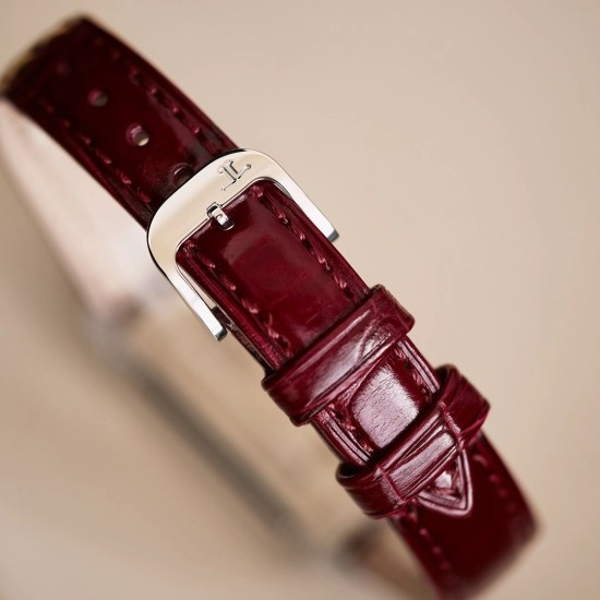 赤いダイヤルと赤いバンド REF. 3288560,目を引くようなブルゴーニュ赤の外観は、一目見ると惹かれます。この優雅でクラシックな配色は、個性的なファッションアイテムを生み出しています。これが、新モデルの女性用 Reverso One 反転式腕時計に対する人々の第一印象です。この新しい力作のインスピレーションは、1930 年代の最初の長方形時計モデルに由来しており、柔らかさと大胆さで Reverso One 反転シリーズを演じ、魅力的でたまりません。矩形のケース、クラシックな装飾彫り、優雅なアラビア数 赤いダイヤルと赤いバンド REF. 3288560,目を引くようなブルゴーニュ赤の外観は、一目見ると惹かれます。この優雅でクラシックな配色は、個性的なファッションアイテムを生み出しています。これが、新モデルの女性用 Reverso One 反転式腕時計に対する人々の第一印象です。この新しい力作のインスピレーションは、1930 年代の最初の長方形時計モデルに由来しており、柔らかさと大胆さで Reverso One 反転シリーズを演じ、魅力的でたまりません。矩形のケース、クラシックな装飾彫り、優雅なアラビア数