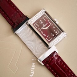 赤いダイヤルと赤いバンド REF. 3288560,目を引くようなブルゴーニュ赤の外観は、一目見ると惹かれます。この優雅でクラシックな配色は、個性的なファッションアイテムを生み出しています。これが、新モデルの女性用 Reverso One 反転式腕時計に対する人々の第一印象です。この新しい力作のインスピレーションは、1930 年代の最初の長方形時計モデルに由来しており、柔らかさと大胆さで Reverso One 反転シリーズを演じ、魅力的でたまりません。矩形のケース、クラシックな装飾彫り、優雅なアラビア数