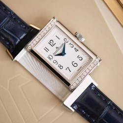 ジャガー・ルクルト REF. 3288420,Reverso One リヴェルソ ワン フリップシリーズのステンレスウォッチは、繊細で細長いラインデザインを採用しており、見事なダイヤモンドの埋め込み技術と相まって、細やかな手首に巧みにフィットし、永遠の女性的な魅力を引き立てます。この新しい傑作のインスピレーションは、20 世紀 30 年代の最初の長方形時計に由来しており、柔らかさと大胆さで Reverso One リヴェルソ ワン フリップシリーズを演じており、魅力的でたまらないです。