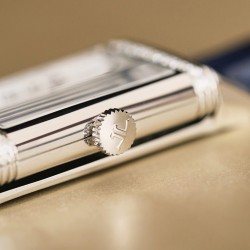 ジャガー・ルクルト REF. 3288420,Reverso One リヴェルソ ワン フリップシリーズのステンレスウォッチは、繊細で細長いラインデザインを採用しており、見事なダイヤモンドの埋め込み技術と相まって、細やかな手首に巧みにフィットし、永遠の女性的な魅力を引き立てます。この新しい傑作のインスピレーションは、20 世紀 30 年代の最初の長方形時計に由来しており、柔らかさと大胆さで Reverso One リヴェルソ ワン フリップシリーズを演じており、魅力的でたまらないです。