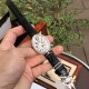 ジャガー ルクルトJaeger-LeCoultreアリゲータースキン女性用腕時計の中の“女王”時計ケースの4時の方向に、オーブ型(ひよこ卵型)のデザインを加えており、その形は文字の「Q」に似ています。これは“クイーン(女王)”を意味しており、このような見た目と内面の両方に優れた腕時計は、まさに王室御用達の頂点にある逸品です。天然のパールシェルの文字盤から、時計の内側と外側に一週する贅沢なダイヤモンドのインレイまで、6時の位置には大きなオーブ型のダイヤモンドが飾られており、贅沢で高級感たっぷりの極みを表して ジャガー ルクルトJaeger-LeCoultreアリゲータースキン女性用腕時計の中の“女王”時計ケースの4時の方向に、オーブ型(ひよこ卵型)のデザインを加えており、その形は文字の「Q」に似ています。これは“クイーン(女王)”を意味しており、このような見た目と内面の両方に優れた腕時計は、まさに王室御用達の頂点にある逸品です。天然のパールシェルの文字盤から、時計の内側と外側に一週する贅沢なダイヤモンドのインレイまで、6時の位置には大きなオーブ型のダイヤモンドが飾られており、贅沢で高級感たっぷりの極みを表して