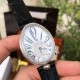 ジャガー ルクルトJaeger-LeCoultreアリゲータースキン女性用腕時計の中の“女王”時計ケースの4時の方向に、オーブ型(ひよこ卵型)のデザインを加えており、その形は文字の「Q」に似ています。これは“クイーン(女王)”を意味しており、このような見た目と内面の両方に優れた腕時計は、まさに王室御用達の頂点にある逸品です。天然のパールシェルの文字盤から、時計の内側と外側に一週する贅沢なダイヤモンドのインレイまで、6時の位置には大きなオーブ型のダイヤモンドが飾られており、贅沢で高級感たっぷりの極みを表して ジャガー ルクルトJaeger-LeCoultreアリゲータースキン女性用腕時計の中の“女王”時計ケースの4時の方向に、オーブ型(ひよこ卵型)のデザインを加えており、その形は文字の「Q」に似ています。これは“クイーン(女王)”を意味しており、このような見た目と内面の両方に優れた腕時計は、まさに王室御用達の頂点にある逸品です。天然のパールシェルの文字盤から、時計の内側と外側に一週する贅沢なダイヤモンドのインレイまで、6時の位置には大きなオーブ型のダイヤモンドが飾られており、贅沢で高級感たっぷりの極みを表して