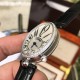 ジャガー ルクルトJaeger-LeCoultreアリゲータースキン女性用腕時計の中の“女王”時計ケースの4時の方向に、オーブ型(ひよこ卵型)のデザインを加えており、その形は文字の「Q」に似ています。これは“クイーン(女王)”を意味しており、このような見た目と内面の両方に優れた腕時計は、まさに王室御用達の頂点にある逸品です。天然のパールシェルの文字盤から、時計の内側と外側に一週する贅沢なダイヤモンドのインレイまで、6時の位置には大きなオーブ型のダイヤモンドが飾られており、贅沢で高級感たっぷりの極みを表して ジャガー ルクルトJaeger-LeCoultreアリゲータースキン女性用腕時計の中の“女王”時計ケースの4時の方向に、オーブ型(ひよこ卵型)のデザインを加えており、その形は文字の「Q」に似ています。これは“クイーン(女王)”を意味しており、このような見た目と内面の両方に優れた腕時計は、まさに王室御用達の頂点にある逸品です。天然のパールシェルの文字盤から、時計の内側と外側に一週する贅沢なダイヤモンドのインレイまで、6時の位置には大きなオーブ型のダイヤモンドが飾られており、贅沢で高級感たっぷりの極みを表して