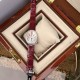 ジャガー ルクルトJaeger-LeCoultreアリゲータースキン女性用腕時計の中の“女王”時計ケースの4時の方向に、オーブ型(ひよこ卵型)のデザインを加えており、その形は文字の「Q」に似ています。これは“クイーン(女王)”を意味しており、このような見た目と内面の両方に優れた腕時計は、まさに王室御用達の頂点にある逸品です。天然のパールシェルの文字盤から、時計の内側と外側に一週する贅沢なダイヤモンドのインレイまで、6時の位置には大きなオーブ型のダイヤモンドが飾られており、贅沢で高級感たっぷりの極みを表して ジャガー ルクルトJaeger-LeCoultreアリゲータースキン女性用腕時計の中の“女王”時計ケースの4時の方向に、オーブ型(ひよこ卵型)のデザインを加えており、その形は文字の「Q」に似ています。これは“クイーン(女王)”を意味しており、このような見た目と内面の両方に優れた腕時計は、まさに王室御用達の頂点にある逸品です。天然のパールシェルの文字盤から、時計の内側と外側に一週する贅沢なダイヤモンドのインレイまで、6時の位置には大きなオーブ型のダイヤモンドが飾られており、贅沢で高級感たっぷりの極みを表して