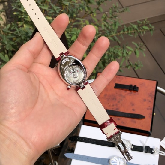 ジャガー ルクルトJaeger-LeCoultreアリゲータースキン女性用腕時計の中の“女王”時計ケースの4時の方向に、オーブ型(ひよこ卵型)のデザインを加えており、その形は文字の「Q」に似ています。これは“クイーン(女王)”を意味しており、このような見た目と内面の両方に優れた腕時計は、まさに王室御用達の頂点にある逸品です。天然のパールシェルの文字盤から、時計の内側と外側に一週する贅沢なダイヤモンドのインレイまで、6時の位置には大きなオーブ型のダイヤモンドが飾られており、贅沢で高級感たっぷりの極みを表して ジャガー ルクルトJaeger-LeCoultreアリゲータースキン女性用腕時計の中の“女王”時計ケースの4時の方向に、オーブ型(ひよこ卵型)のデザインを加えており、その形は文字の「Q」に似ています。これは“クイーン(女王)”を意味しており、このような見た目と内面の両方に優れた腕時計は、まさに王室御用達の頂点にある逸品です。天然のパールシェルの文字盤から、時計の内側と外側に一週する贅沢なダイヤモンドのインレイまで、6時の位置には大きなオーブ型のダイヤモンドが飾られており、贅沢で高級感たっぷりの極みを表して