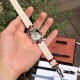 ジャガー ルクルトJaeger-LeCoultreアリゲータースキン女性用腕時計の中の“女王”時計ケースの4時の方向に、オーブ型(ひよこ卵型)のデザインを加えており、その形は文字の「Q」に似ています。これは“クイーン(女王)”を意味しており、このような見た目と内面の両方に優れた腕時計は、まさに王室御用達の頂点にある逸品です。天然のパールシェルの文字盤から、時計の内側と外側に一週する贅沢なダイヤモンドのインレイまで、6時の位置には大きなオーブ型のダイヤモンドが飾られており、贅沢で高級感たっぷりの極みを表して ジャガー ルクルトJaeger-LeCoultreアリゲータースキン女性用腕時計の中の“女王”時計ケースの4時の方向に、オーブ型(ひよこ卵型)のデザインを加えており、その形は文字の「Q」に似ています。これは“クイーン(女王)”を意味しており、このような見た目と内面の両方に優れた腕時計は、まさに王室御用達の頂点にある逸品です。天然のパールシェルの文字盤から、時計の内側と外側に一週する贅沢なダイヤモンドのインレイまで、6時の位置には大きなオーブ型のダイヤモンドが飾られており、贅沢で高級感たっぷりの極みを表して