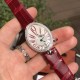ジャガー ルクルトJaeger-LeCoultreアリゲータースキン女性用腕時計の中の“女王”時計ケースの4時の方向に、オーブ型(ひよこ卵型)のデザインを加えており、その形は文字の「Q」に似ています。これは“クイーン(女王)”を意味しており、このような見た目と内面の両方に優れた腕時計は、まさに王室御用達の頂点にある逸品です。天然のパールシェルの文字盤から、時計の内側と外側に一週する贅沢なダイヤモンドのインレイまで、6時の位置には大きなオーブ型のダイヤモンドが飾られており、贅沢で高級感たっぷりの極みを表して ジャガー ルクルトJaeger-LeCoultreアリゲータースキン女性用腕時計の中の“女王”時計ケースの4時の方向に、オーブ型(ひよこ卵型)のデザインを加えており、その形は文字の「Q」に似ています。これは“クイーン(女王)”を意味しており、このような見た目と内面の両方に優れた腕時計は、まさに王室御用達の頂点にある逸品です。天然のパールシェルの文字盤から、時計の内側と外側に一週する贅沢なダイヤモンドのインレイまで、6時の位置には大きなオーブ型のダイヤモンドが飾られており、贅沢で高級感たっぷりの極みを表して