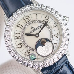 ジャガー ルクルトJaeger-LeCoultre 輝きを放つ真珠、ジャガー・ルクルトの月相ジュエリー腕時計、デイヴァンティーシリーズのモデル Q3523570 の腕時計が,ロマンチックに登場します。【時計ケース】直径は 35mm、ケースの厚さは 9.8 ミリです。時計リングには、密に並んだブリリアントカットのダイヤモンドがインレイされています。【文字盤】ギボージュ模様の文字盤で、内側の文字盤にはサイズの小さな美しいダイヤモンドが調和のとれた対称デザインで飾られています。【時計ガラス】素材はサファイアクリ