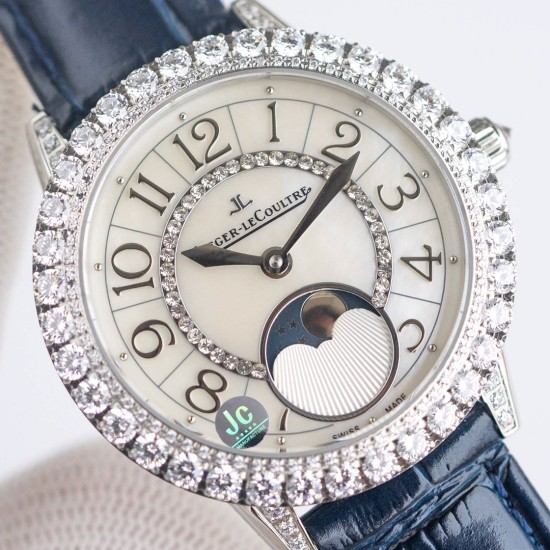 ジャガー ルクルトJaeger-LeCoultre 輝きを放つ真珠、ジャガー・ルクルトの月相ジュエリー腕時計、デイヴァンティーシリーズのモデル Q3523570 の腕時計が,ロマンチックに登場します。【時計ケース】直径は 35mm、ケースの厚さは 9.8 ミリです。時計リングには、密に並んだブリリアントカットのダイヤモンドがインレイされています。【文字盤】ギボージュ模様の文字盤で、内側の文字盤にはサイズの小さな美しいダイヤモンドが調和のとれた対称デザインで飾られています。【時計ガラス】素材はサファイアクリ ジャガー ルクルトJaeger-LeCoultre 輝きを放つ真珠、ジャガー・ルクルトの月相ジュエリー腕時計、デイヴァンティーシリーズのモデル Q3523570 の腕時計が,ロマンチックに登場します。【時計ケース】直径は 35mm、ケースの厚さは 9.8 ミリです。時計リングには、密に並んだブリリアントカットのダイヤモンドがインレイされています。【文字盤】ギボージュ模様の文字盤で、内側の文字盤にはサイズの小さな美しいダイヤモンドが調和のとれた対称デザインで飾られています。【時計ガラス】素材はサファイアクリ