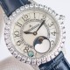 ジャガー ルクルトJaeger-LeCoultre 輝きを放つ真珠、ジャガー・ルクルトの月相ジュエリー腕時計、デイヴァンティーシリーズのモデル Q3523570 の腕時計が,ロマンチックに登場します。【時計ケース】直径は 35mm、ケースの厚さは 9.8 ミリです。時計リングには、密に並んだブリリアントカットのダイヤモンドがインレイされています。【文字盤】ギボージュ模様の文字盤で、内側の文字盤にはサイズの小さな美しいダイヤモンドが調和のとれた対称デザインで飾られています。【時計ガラス】素材はサファイアクリ ジャガー ルクルトJaeger-LeCoultre 輝きを放つ真珠、ジャガー・ルクルトの月相ジュエリー腕時計、デイヴァンティーシリーズのモデル Q3523570 の腕時計が,ロマンチックに登場します。【時計ケース】直径は 35mm、ケースの厚さは 9.8 ミリです。時計リングには、密に並んだブリリアントカットのダイヤモンドがインレイされています。【文字盤】ギボージュ模様の文字盤で、内側の文字盤にはサイズの小さな美しいダイヤモンドが調和のとれた対称デザインで飾られています。【時計ガラス】素材はサファイアクリ