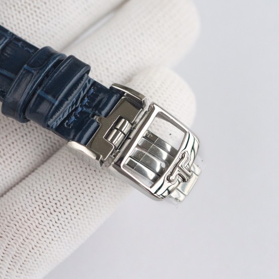 ジャガー ルクルトJaeger-LeCoultre 輝きを放つ真珠、ジャガー・ルクルトの月相ジュエリー腕時計、デイヴァンティーシリーズのモデル Q3523570 の腕時計が,ロマンチックに登場します。【時計ケース】直径は 35mm、ケースの厚さは 9.8 ミリです。時計リングには、密に並んだブリリアントカットのダイヤモンドがインレイされています。【文字盤】ギボージュ模様の文字盤で、内側の文字盤にはサイズの小さな美しいダイヤモンドが調和のとれた対称デザインで飾られています。【時計ガラス】素材はサファイアクリ ジャガー ルクルトJaeger-LeCoultre 輝きを放つ真珠、ジャガー・ルクルトの月相ジュエリー腕時計、デイヴァンティーシリーズのモデル Q3523570 の腕時計が,ロマンチックに登場します。【時計ケース】直径は 35mm、ケースの厚さは 9.8 ミリです。時計リングには、密に並んだブリリアントカットのダイヤモンドがインレイされています。【文字盤】ギボージュ模様の文字盤で、内側の文字盤にはサイズの小さな美しいダイヤモンドが調和のとれた対称デザインで飾られています。【時計ガラス】素材はサファイアクリ