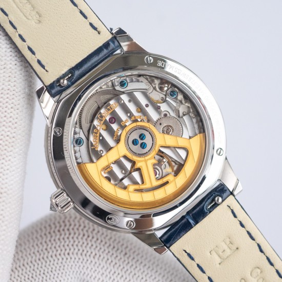ジャガー ルクルトJaeger-LeCoultre 輝きを放つ真珠、ジャガー・ルクルトの月相ジュエリー腕時計、デイヴァンティーシリーズのモデル Q3523570 の腕時計が,ロマンチックに登場します。【時計ケース】直径は 35mm、ケースの厚さは 9.8 ミリです。時計リングには、密に並んだブリリアントカットのダイヤモンドがインレイされています。【文字盤】ギボージュ模様の文字盤で、内側の文字盤にはサイズの小さな美しいダイヤモンドが調和のとれた対称デザインで飾られています。【時計ガラス】素材はサファイアクリ ジャガー ルクルトJaeger-LeCoultre 輝きを放つ真珠、ジャガー・ルクルトの月相ジュエリー腕時計、デイヴァンティーシリーズのモデル Q3523570 の腕時計が,ロマンチックに登場します。【時計ケース】直径は 35mm、ケースの厚さは 9.8 ミリです。時計リングには、密に並んだブリリアントカットのダイヤモンドがインレイされています。【文字盤】ギボージュ模様の文字盤で、内側の文字盤にはサイズの小さな美しいダイヤモンドが調和のとれた対称デザインで飾られています。【時計ガラス】素材はサファイアクリ