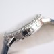 ジャガー ルクルトJaeger-LeCoultre 輝きを放つ真珠、ジャガー・ルクルトの月相ジュエリー腕時計、デイヴァンティーシリーズのモデル Q3523570 の腕時計が,ロマンチックに登場します。【時計ケース】直径は 35mm、ケースの厚さは 9.8 ミリです。時計リングには、密に並んだブリリアントカットのダイヤモンドがインレイされています。【文字盤】ギボージュ模様の文字盤で、内側の文字盤にはサイズの小さな美しいダイヤモンドが調和のとれた対称デザインで飾られています。【時計ガラス】素材はサファイアクリ ジャガー ルクルトJaeger-LeCoultre 輝きを放つ真珠、ジャガー・ルクルトの月相ジュエリー腕時計、デイヴァンティーシリーズのモデル Q3523570 の腕時計が,ロマンチックに登場します。【時計ケース】直径は 35mm、ケースの厚さは 9.8 ミリです。時計リングには、密に並んだブリリアントカットのダイヤモンドがインレイされています。【文字盤】ギボージュ模様の文字盤で、内側の文字盤にはサイズの小さな美しいダイヤモンドが調和のとれた対称デザインで飾られています。【時計ガラス】素材はサファイアクリ