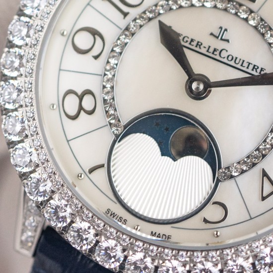 ジャガー ルクルトJaeger-LeCoultre 輝きを放つ真珠、ジャガー・ルクルトの月相ジュエリー腕時計、デイヴァンティーシリーズのモデル Q3523570 の腕時計が,ロマンチックに登場します。【時計ケース】直径は 35mm、ケースの厚さは 9.8 ミリです。時計リングには、密に並んだブリリアントカットのダイヤモンドがインレイされています。【文字盤】ギボージュ模様の文字盤で、内側の文字盤にはサイズの小さな美しいダイヤモンドが調和のとれた対称デザインで飾られています。【時計ガラス】素材はサファイアクリ ジャガー ルクルトJaeger-LeCoultre 輝きを放つ真珠、ジャガー・ルクルトの月相ジュエリー腕時計、デイヴァンティーシリーズのモデル Q3523570 の腕時計が,ロマンチックに登場します。【時計ケース】直径は 35mm、ケースの厚さは 9.8 ミリです。時計リングには、密に並んだブリリアントカットのダイヤモンドがインレイされています。【文字盤】ギボージュ模様の文字盤で、内側の文字盤にはサイズの小さな美しいダイヤモンドが調和のとれた対称デザインで飾られています。【時計ガラス】素材はサファイアクリ