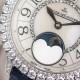 ジャガー ルクルトJaeger-LeCoultre 輝きを放つ真珠、ジャガー・ルクルトの月相ジュエリー腕時計、デイヴァンティーシリーズのモデル Q3523570 の腕時計が,ロマンチックに登場します。【時計ケース】直径は 35mm、ケースの厚さは 9.8 ミリです。時計リングには、密に並んだブリリアントカットのダイヤモンドがインレイされています。【文字盤】ギボージュ模様の文字盤で、内側の文字盤にはサイズの小さな美しいダイヤモンドが調和のとれた対称デザインで飾られています。【時計ガラス】素材はサファイアクリ ジャガー ルクルトJaeger-LeCoultre 輝きを放つ真珠、ジャガー・ルクルトの月相ジュエリー腕時計、デイヴァンティーシリーズのモデル Q3523570 の腕時計が,ロマンチックに登場します。【時計ケース】直径は 35mm、ケースの厚さは 9.8 ミリです。時計リングには、密に並んだブリリアントカットのダイヤモンドがインレイされています。【文字盤】ギボージュ模様の文字盤で、内側の文字盤にはサイズの小さな美しいダイヤモンドが調和のとれた対称デザインで飾られています。【時計ガラス】素材はサファイアクリ